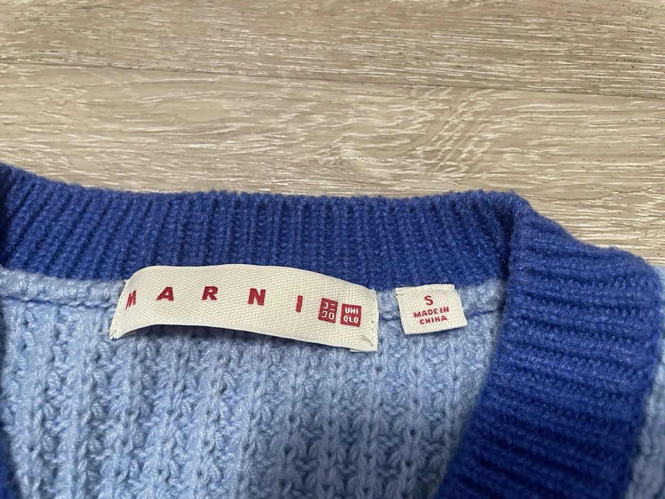 Suéter tejido en bloques de colores MARNI X UNIQLO para mujer talla S recortado cuello en V rayas azul Foto 3 de 4