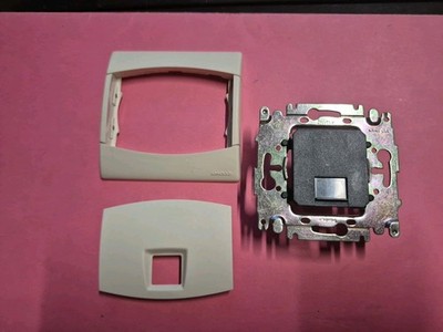 Prise RJ45 Arnould INITIA Couleur écru - Modèle 69041 / 69802 - Occasion Sans Emballage