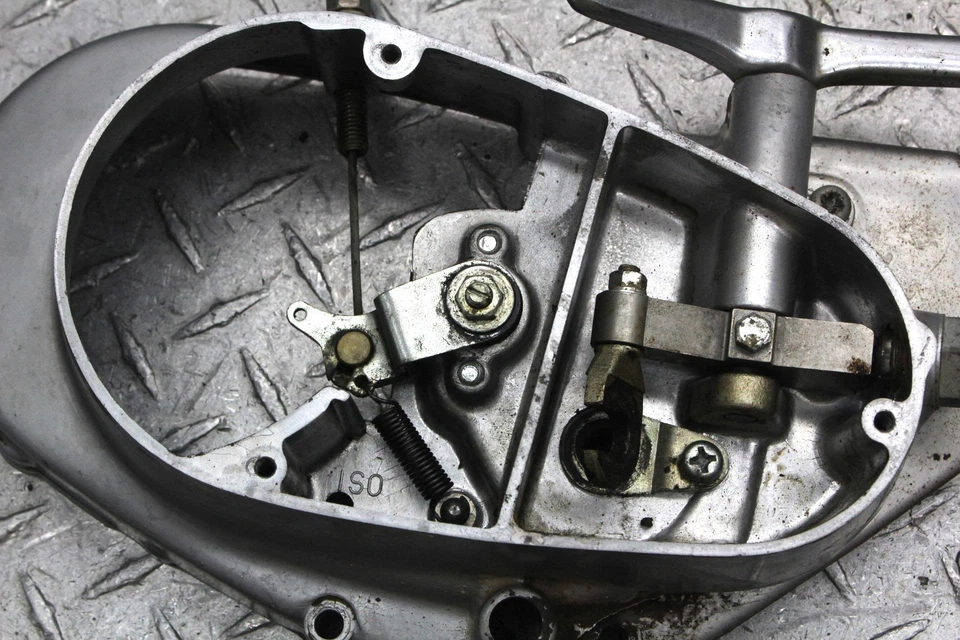 Suzuki TC90 1972 Blazer cubierta interior del embrague del lado del motor del motor Foto 2 de 4