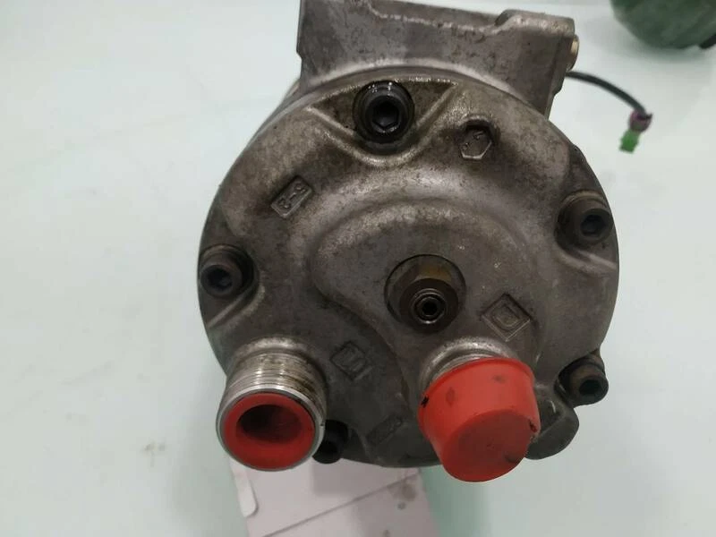 8D0260805D air conditioning compressor for VOLKSWAGEN PASSAT BERLINA 1996 435606 Foto 2 de 4