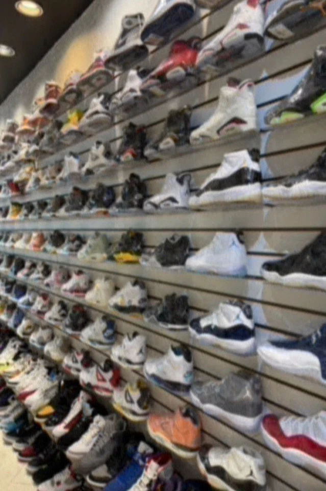 Sneakers, Hype Streetwear & Vintage Auction