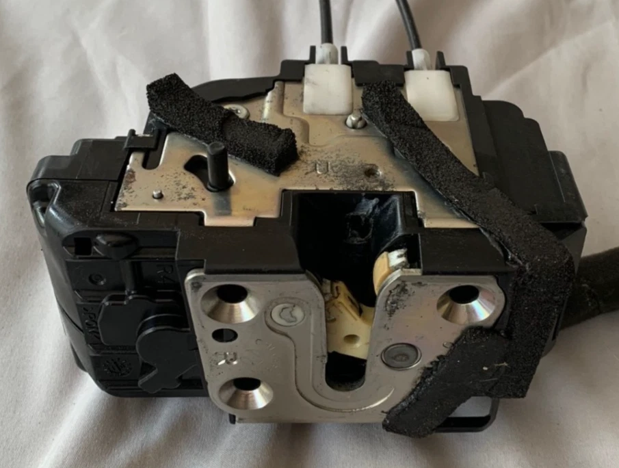 07-12 ACTUADOR DE CIERRE DE CERRADURA DE PUERTA TRASERA DERECHA NISSAN VERSA USADO OEM Foto 4 de 4