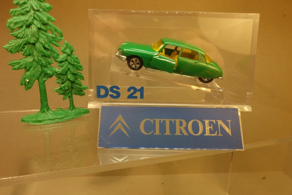 Siku Citroen DS 21 in Plexiglas-Box
