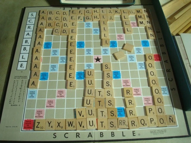 Scrabble Spanish (Complete) Foreign Edition Rule Book and Tiles Vintage 1953 - Image 4 of 4