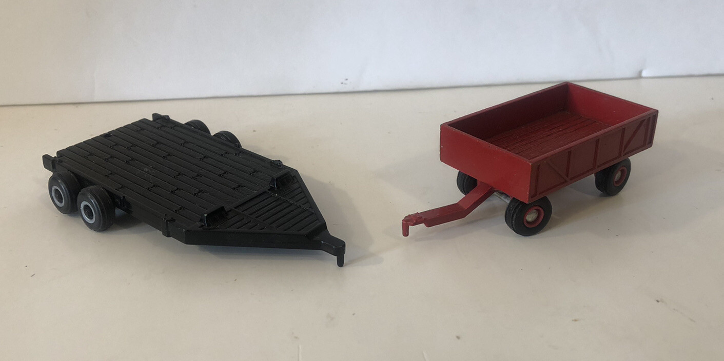 Ertl  Tootsietoy 1/64 Red Case IH Barge Wagon &Ertl Black Car Hauler 1/64 Wagon