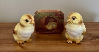 2 Lefton Chicks And Vintage Bon Ami Tin