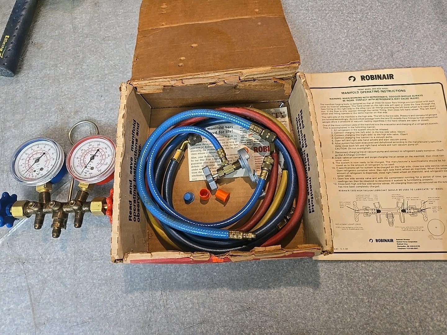 Robinair Side Wheel Manifold Gauge Set w/ Hoses box & instructions. Vintage