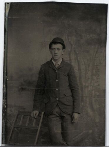 ANTIQUE TINTYPE MAN IN BOWLER HAT  PAINTED BACKGROUND. - Picture 1 of 1