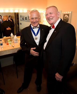 BUZZ ALDRIN AND GENE KRANZ AFTER ''SALUTE TO APOLLO'' - 8X10 NASA PHOTO (EP-170)