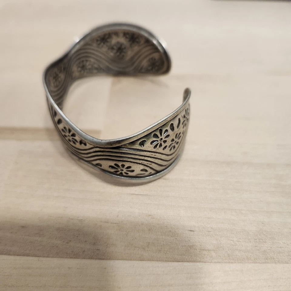 Brazalete Brazalete Lia Sophia Peltre Tono Plata Metal Ondulado Floral Retirado Foto 2 de 4