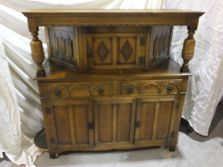 WOODS BROTHERS OLD CHARM MEDIUM SOLID OAK COURT CUPBOARD