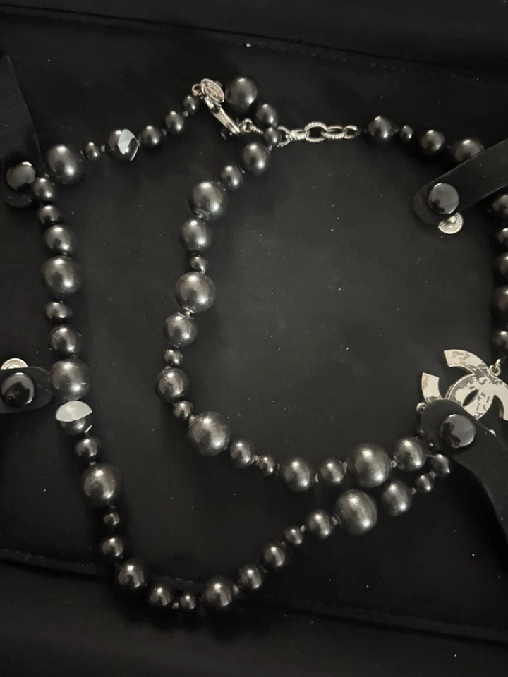 Gargantilha Chanel Pérolas Preto Frisado Esmalte Mapa CC Charme Colar - Imagem 2 de 2
