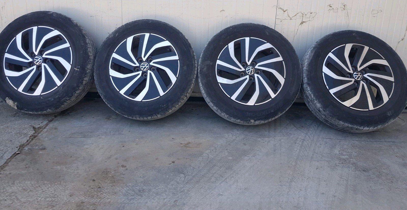 Cerchi E Gomme Volkswagen Polo  185/65/15 2024 Gomme 70%