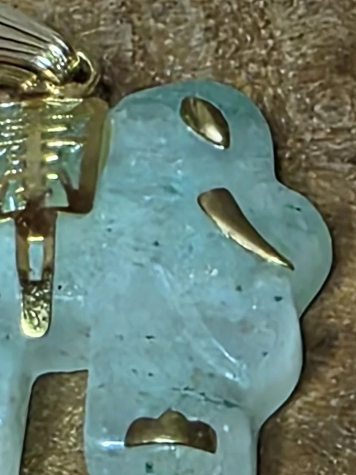 Colgante de jade elefante de oro de 14K Foto 2 de 4