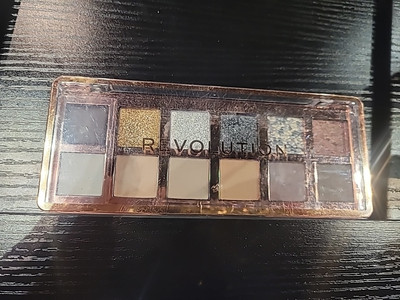 makeup revolution eyeshadow palette