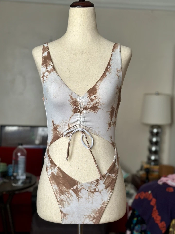 Frankies Bikinis Emma Cheeky Traje de Baño de Una Pieza Talla Pequeña Pierna Alta Tie Dye $175 Foto 3 de 4