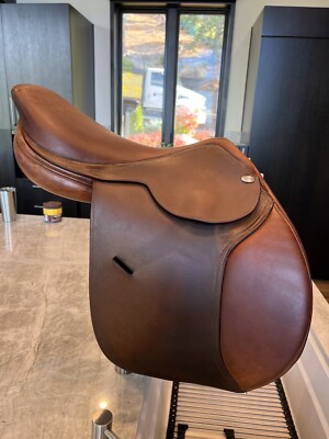 17  Beval Hunter/Jumper Close Contact Saddle *Mint Condition*