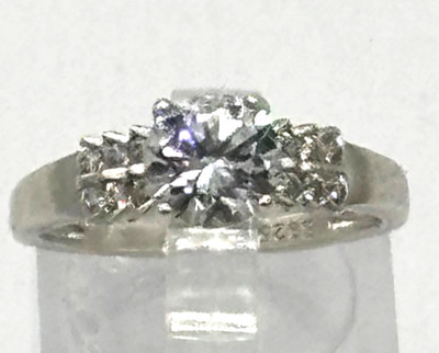 Funkelder Ring 0,925 Sterlingsilber mit wunderschönen Zikon Größe 55