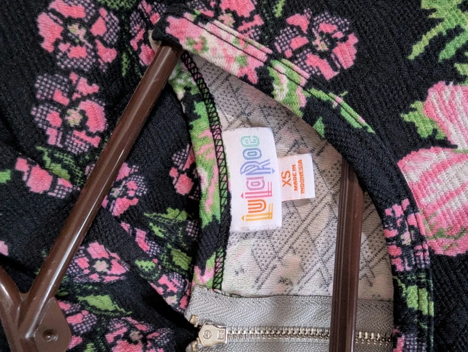 LuLaRoe Amelia Negro Rosa Plisado Rosas Bolsillos Florales XS NUEVO CON ETIQUETAS Jardín Fiesta Foto 3 de 4