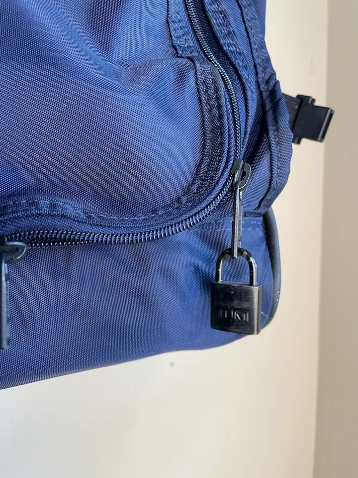BOLSO DE MANO TUMI GARMET AZUL con cerradura y llaves de trabajo Foto 3 de 4