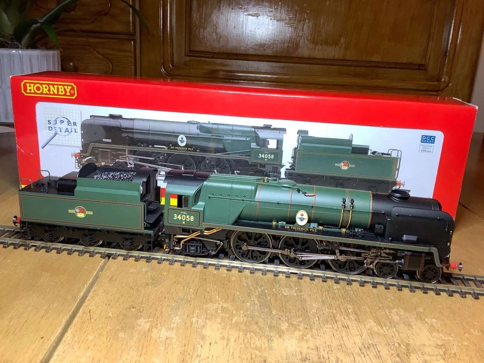 Hornby R2709 BR 4-6-2 Rebuilt Battle of Britain Class 34058 Sir Frederick Pile - Image 2 of 4