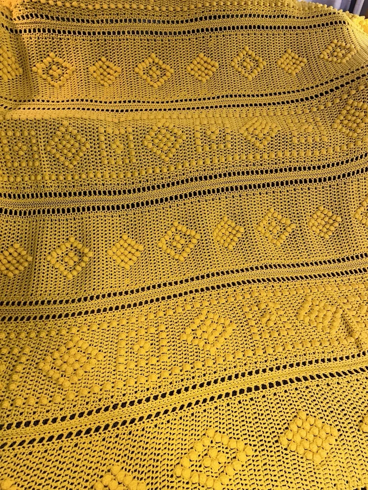 Manta de ganchillo hecha a mano pesada grande, amarilla brillante detallada - 100 x 112 pulgadas Foto 3 de 4