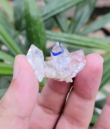 Cristalli di quarzo diamantato tripletta DT su campione di calcite con minuscola bolla in movimento - Video 1 di 1