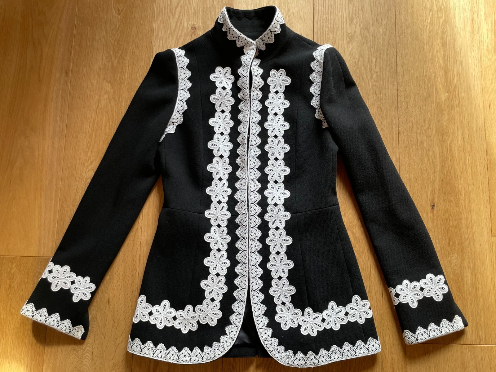 A striking and unique vintage piece!  Andrew Gn,  NWOT, M
