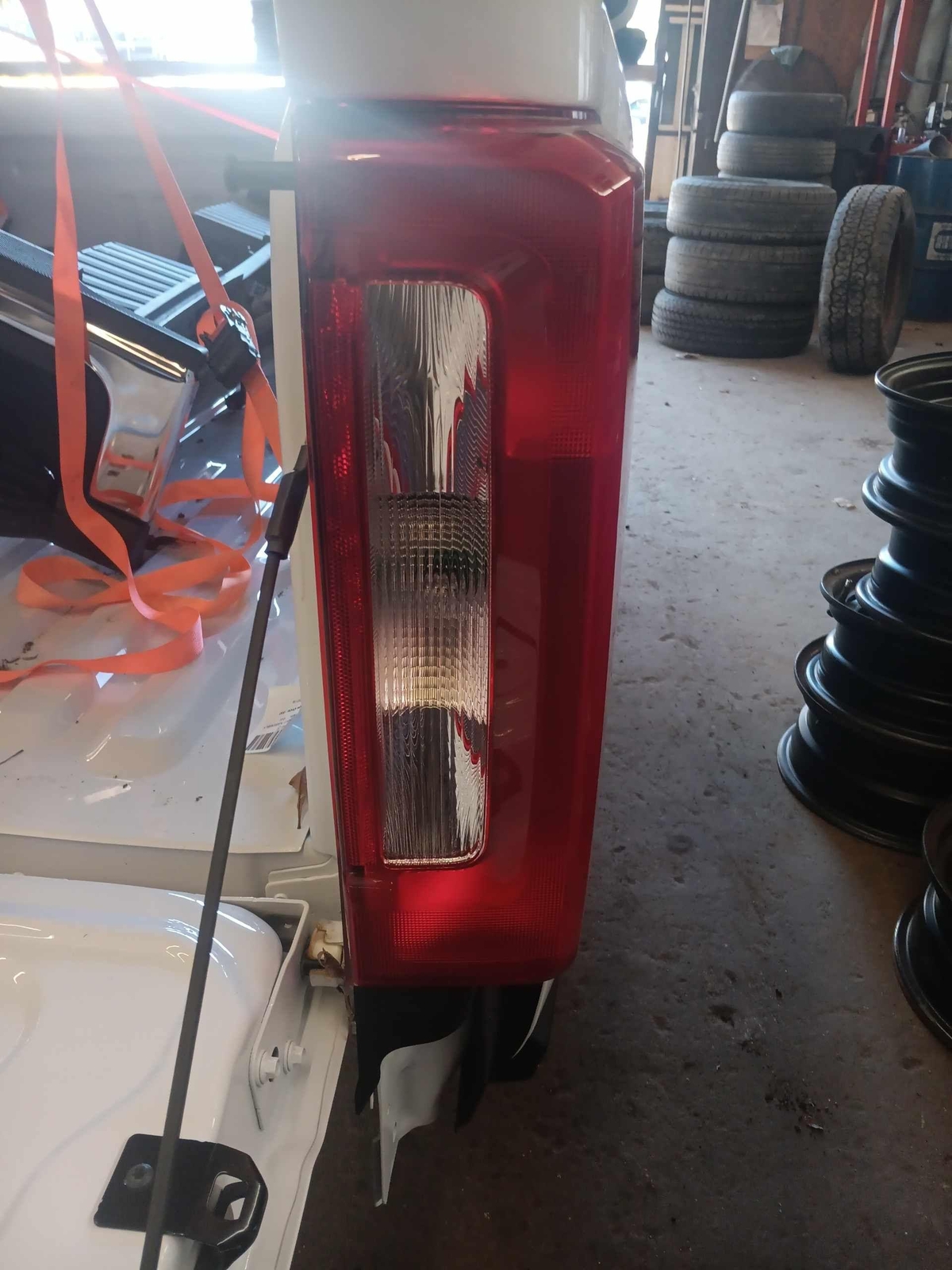 FORD F250 SD PICKUP Right Tail Light Assembly Incandescent Non-LED 2023 2024