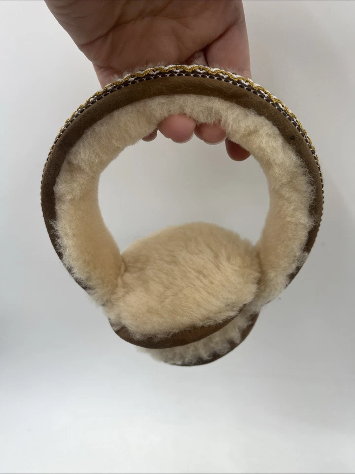 Orejeras UGG Cuero Oveja Oveja Caja Abierta Tasman Tejido Trenza - Castaño Raro Foto 3 de 4