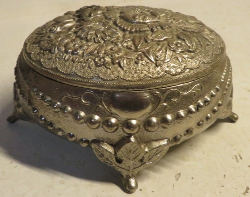 Vintage Small Metal Trinket Box Silver Tone Red Felt Lined Japan Footed Floral - Bild 4 von 14