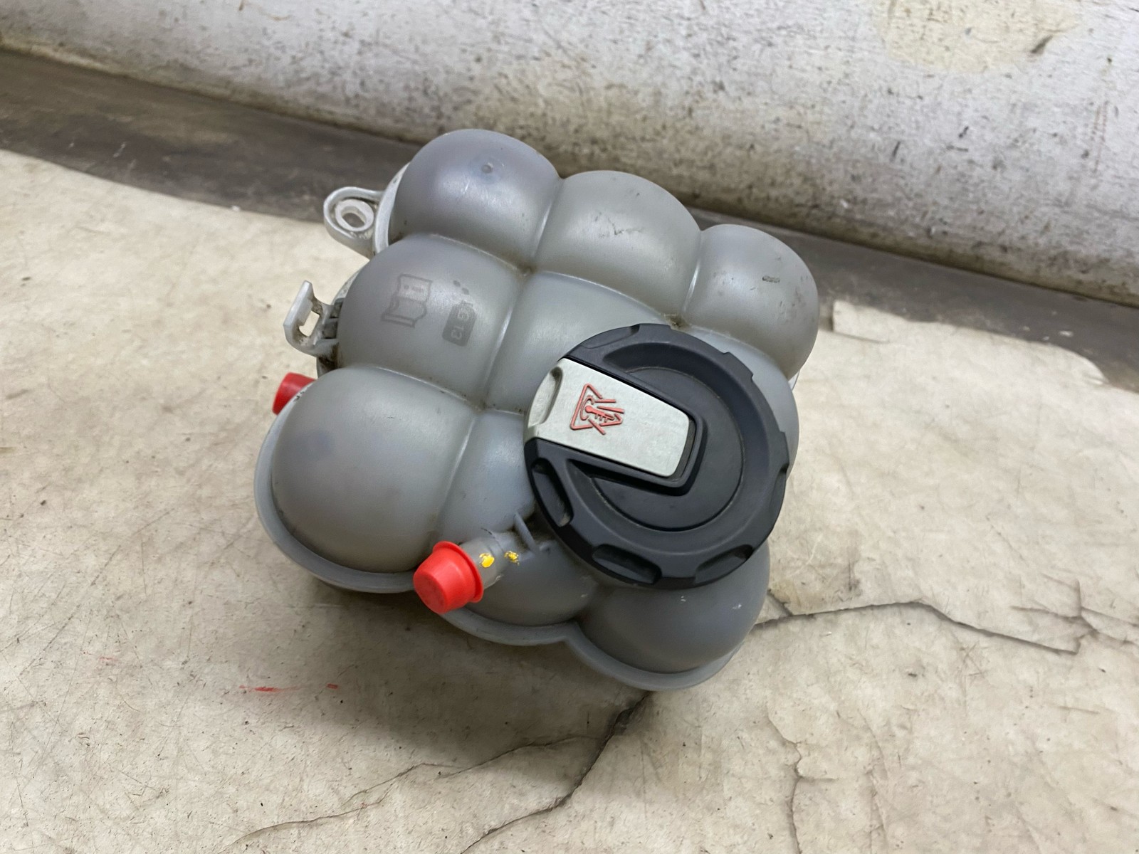 2015-2020 BENTLEY BENTAYGA 6.0L W12 COOLANT FLUID RESERVOIR BOTTLE 4M0121403C