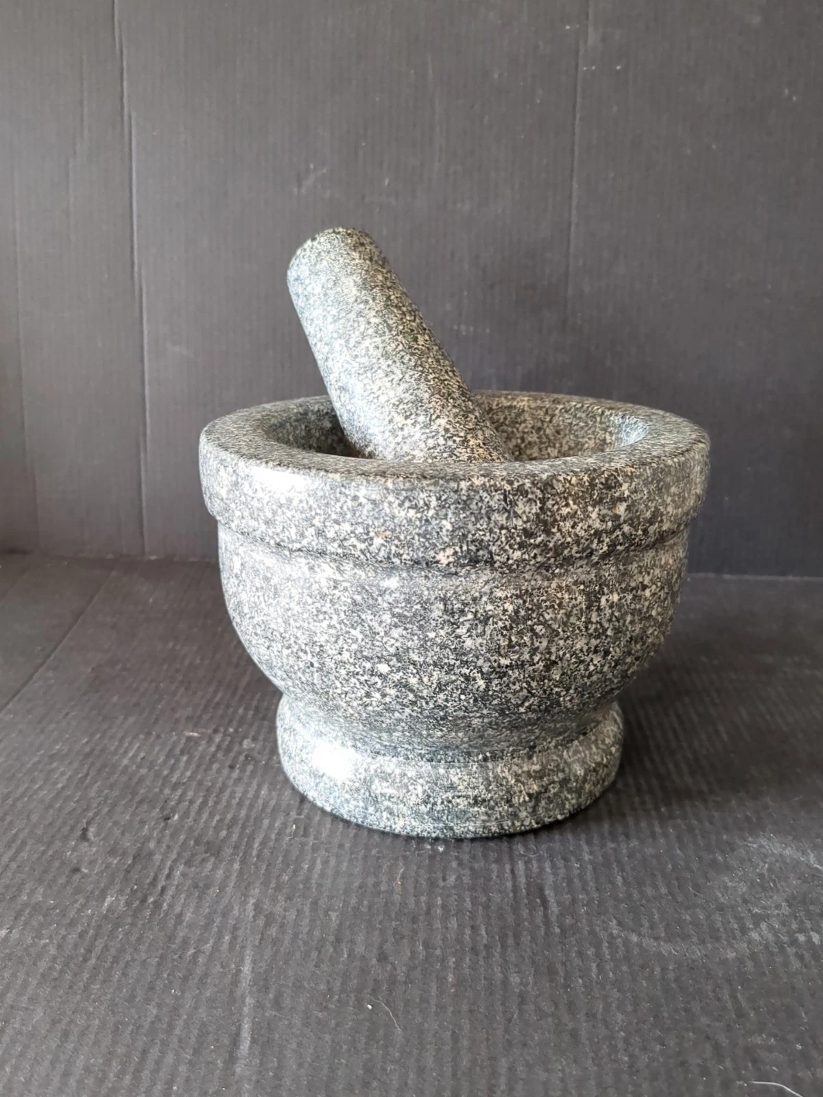 LARGE HEAVY VINTAGE GREY SPECKLED GRANITE KITCHEN PESTLE & MORTAR #
Opens in a new window or tab