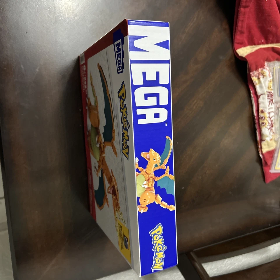 Charizard Mega Builder colecionável - Imagem 3 de 4