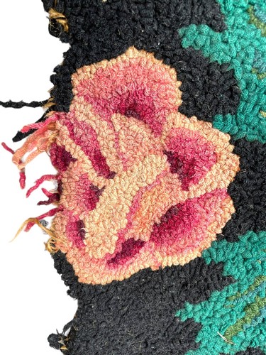 Antico tappeto americano fatto a mano ovale con gancio rose rosse rosa 41,5”x 22,5” - Foto 3 di 15