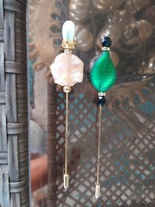 2 VINTAGE MURANO GLASS HAT PINS GOLD FLAKE PEARL RHINESTONES ITALY
