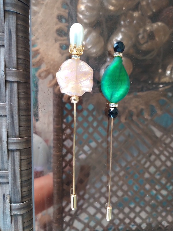 2 VINTAGE MURANO GLASS HAT PINS GOLD FLAKE PEARL RHINESTONES ITALY