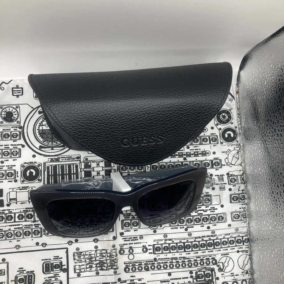 Очки солнцезащитные GUESS GU 7890 градиентная дымчатая оправа синие линзы - Изображение 2 из 4