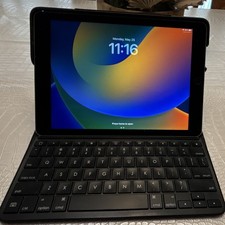 Apple iPad Pro w/ Black Keyboard Folio Case C...