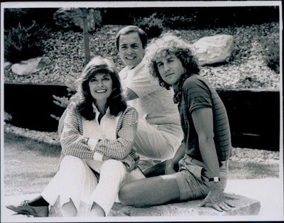 Foto Schauspielerin Linda Gray, Portrait mit zwei Männern - 11548314