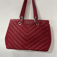 BORSA A TRACOLLA GUESS ROSSA TRAPUNTATA CON FERRAMENTA ARGENTO E PORTAFOGLIO ABBINATO