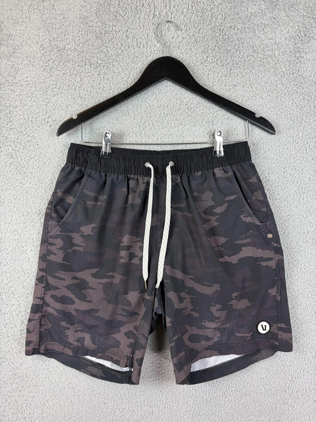 Vuori Shorts Mens Medium Gray Camo Lined Athletic Drawstring Pockets Swim Mens