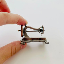 Máquina de coser miniatura para casa de muñecas escala 1/12 modelo de metal muebles accesorios