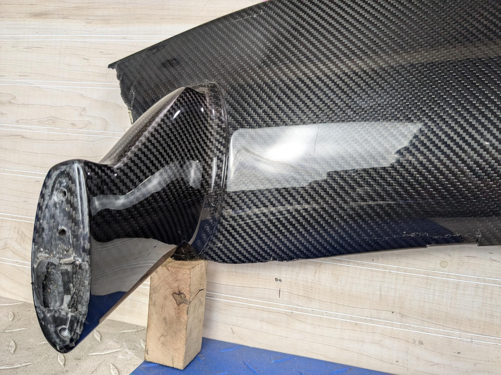2018 Audi R8 Plus - Aftermarket Carbon Fiber Rear Spoiler DAMAGED CRACKED
