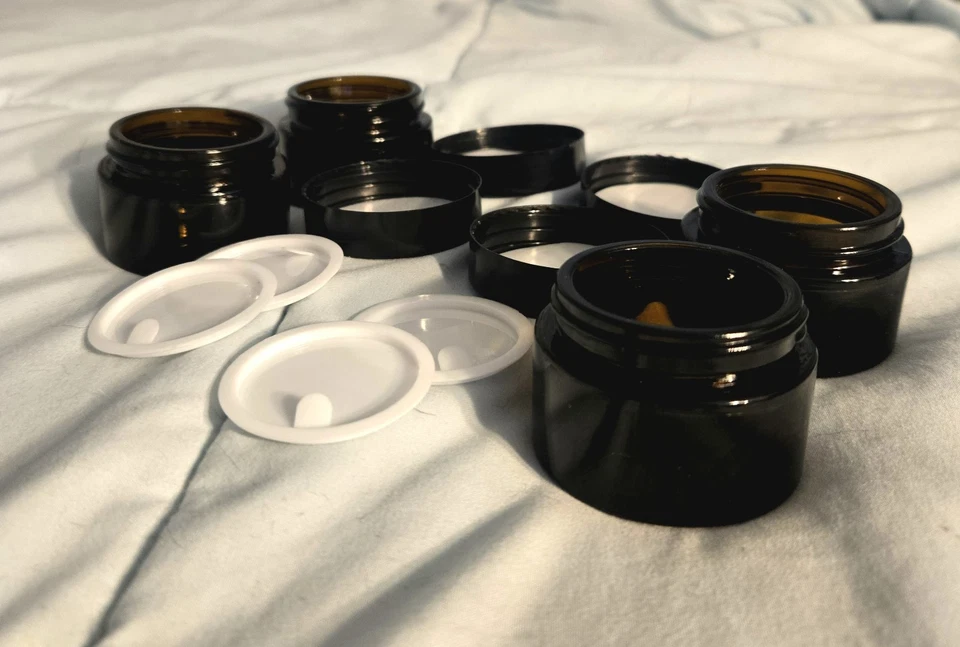 [Pack de 4] 1 oz. Frascos de boca ancha de vidrio ámbar con forro interior y tapa de plástico abatible Foto 4 de 4