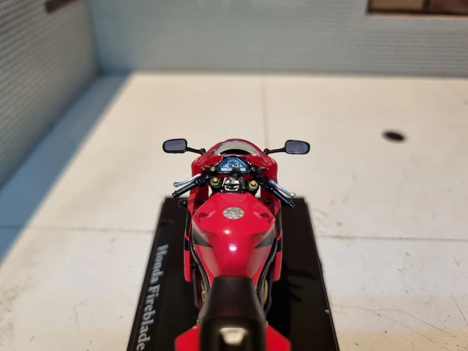Honda Fireblade CBR1000 RR Motorbike Superbike 1:24 Scale Model Diecast Atlas - Image 3 of 4