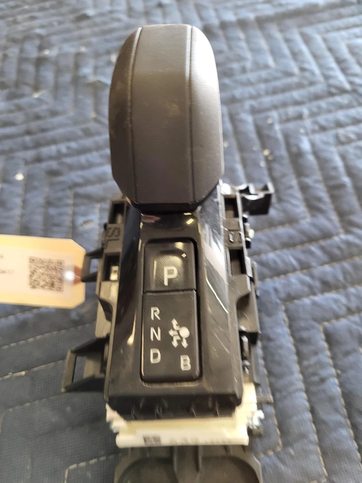 Palanca de cambios de piso de transmisión 2023 TOYOTA PRIUS LE 2,0 L TRACCIÓN DELANTERA Foto 2 de 4