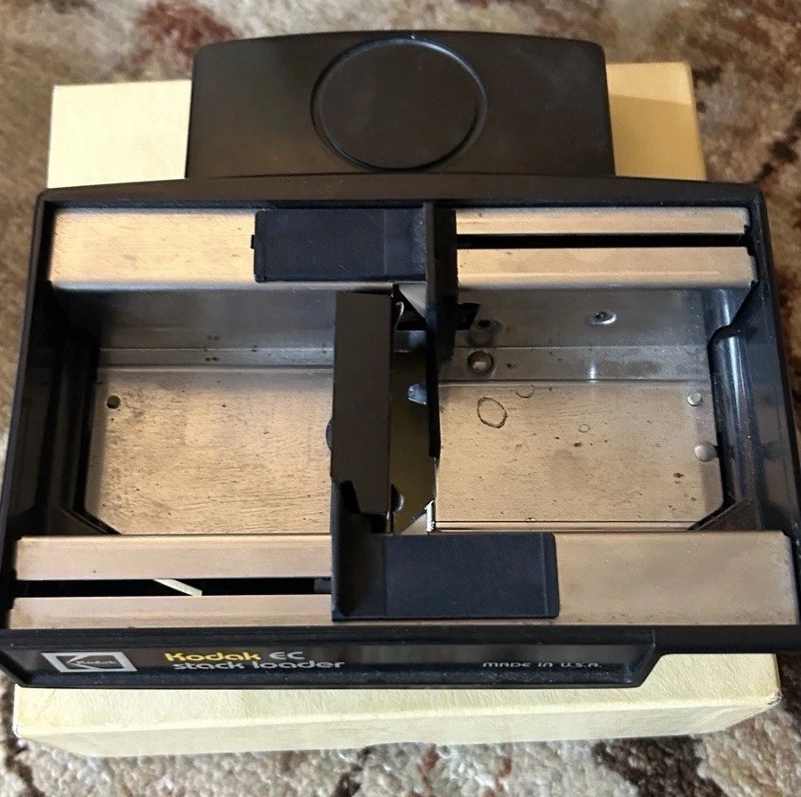 Proyector de diapositivas Kodak Carousel 5200 con bandejas deslizantes Foto 2 de 4