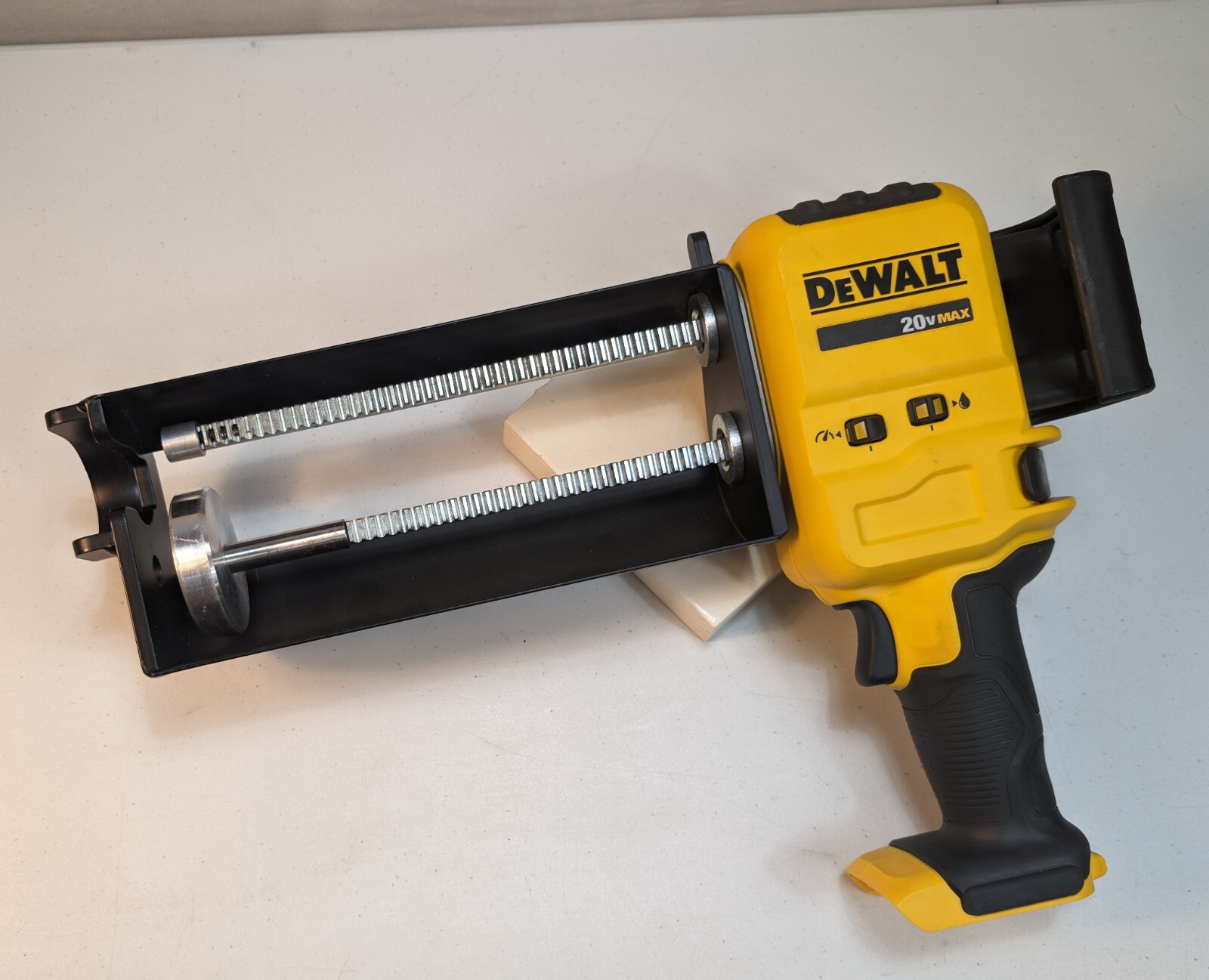 DEWALT DCE595D1 20V MAX XR 101 28oz. Capacity Cordless Acrylic