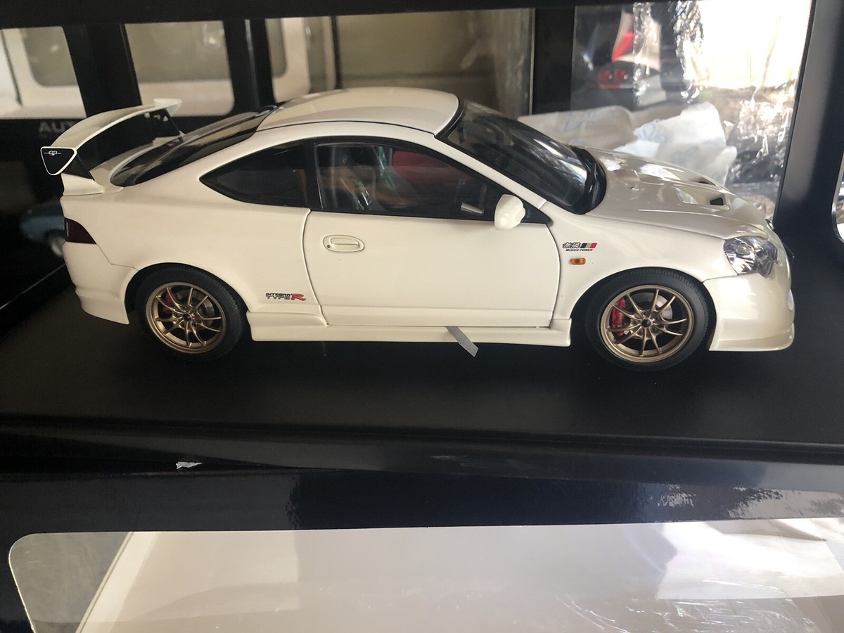 1/18 AutoArt 73251 Honda Integra Type R Mugen DC5 White, new